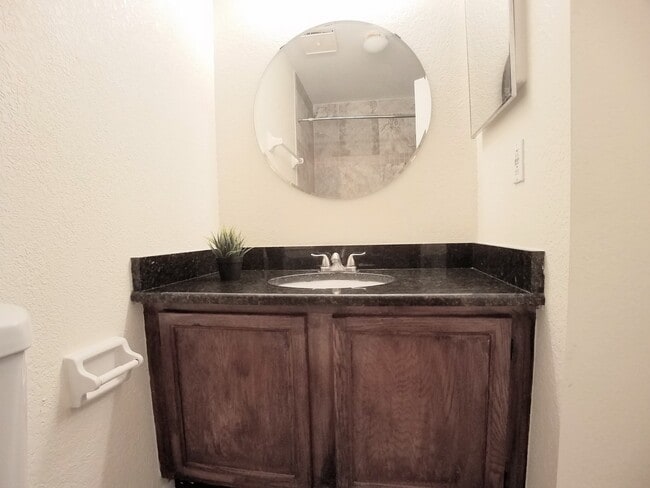 Foto del edificio - FOR RENT! Beautiful 2/2 Winter Park  Pool View Condo  in front of Full Sail!