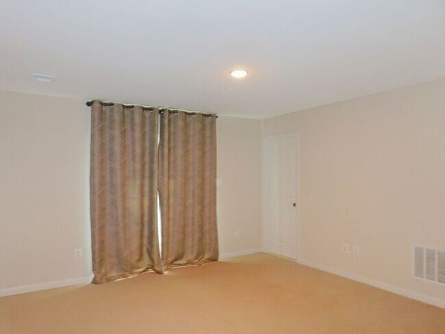 Building Photo - Inner Townhome with Deck and 1 Car Garage