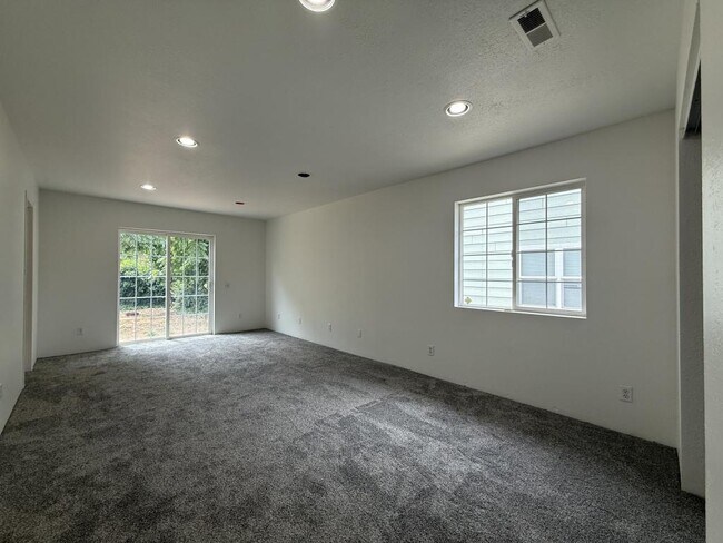 Building Photo - 733 NE Wharton Dr