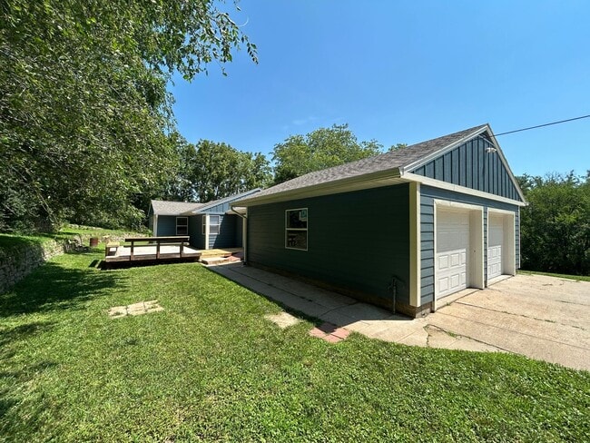 Building Photo - 1824 E Kanesville Blvd