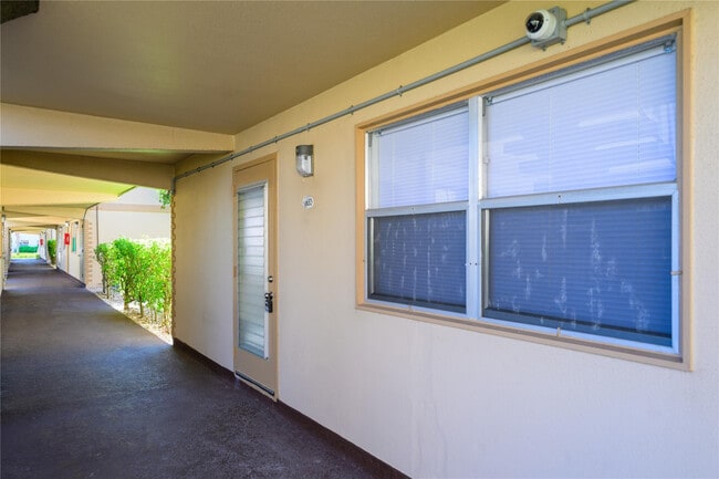 Building Photo - 633 Brittany N