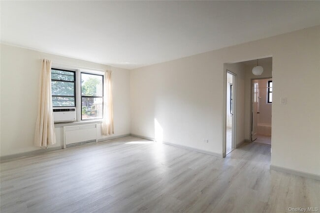 Foto del edificio - 170-06 Crocheron Ave