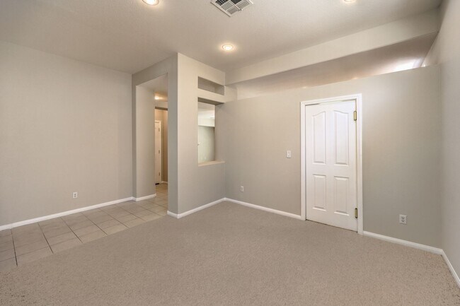 Foto del edificio - single story / 3 car garage / 3 bedrooms / 3 baths