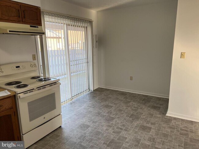 Building Photo - 2328 Roosevelt Blvd