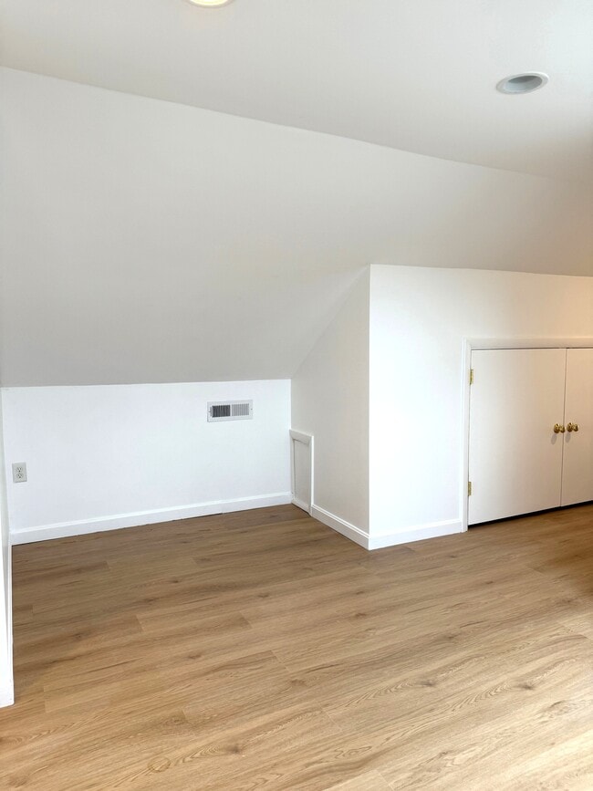 Building Photo - 23 Rendall Pl
