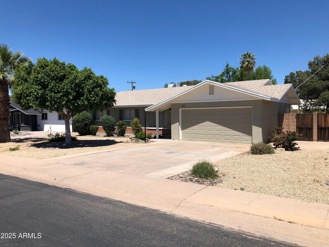 Primary Photo - 208 E Balboa Dr