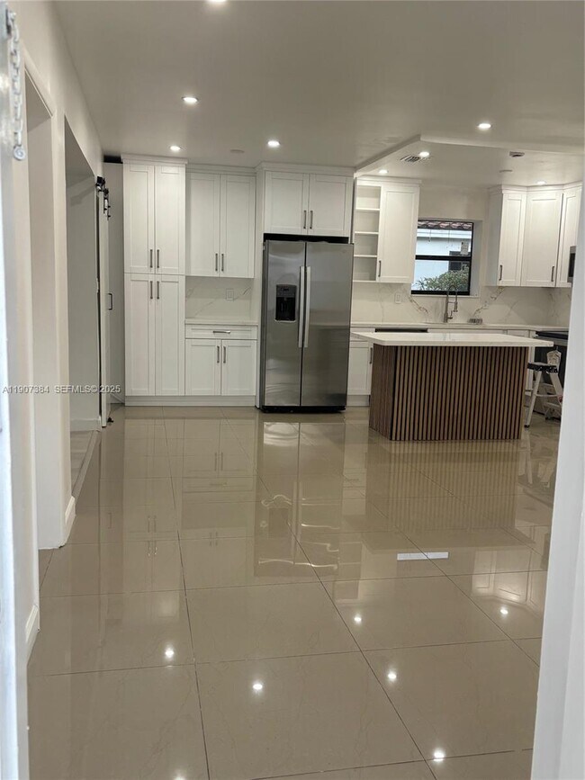 Foto del edificio - 631 NE 171 St