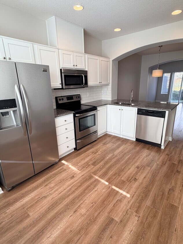 Foto principal - Beautiful Home in FABULOUS Location - Min ...