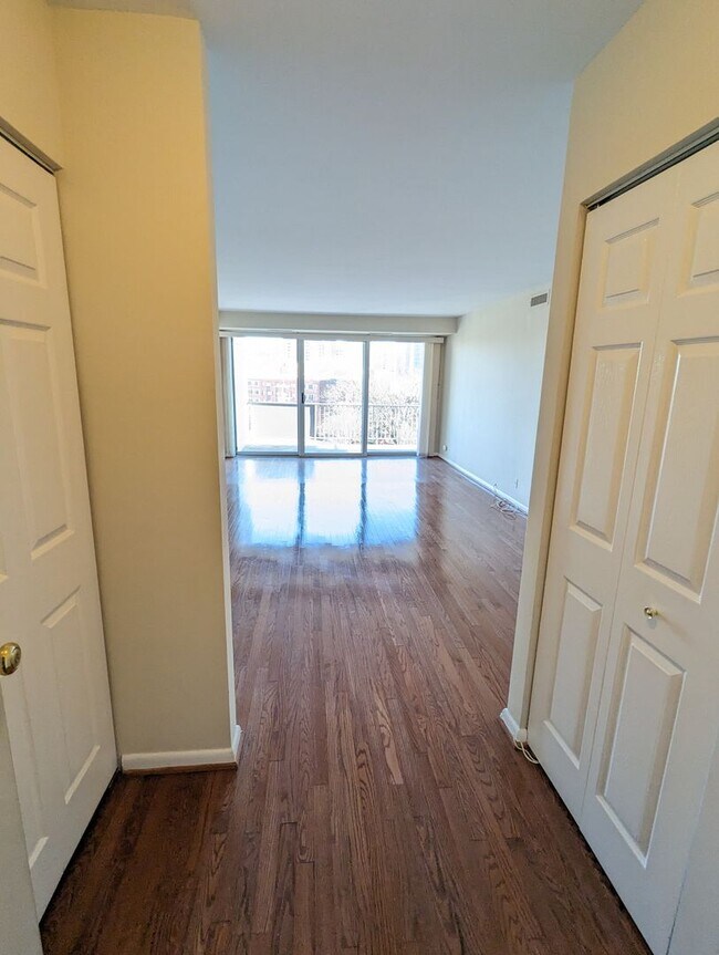 Building Photo - Beautifully maintained and recently renova...
