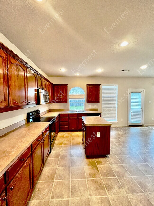 Foto del edificio - Spacious 3-Bedroom Home with Modern Kitche...