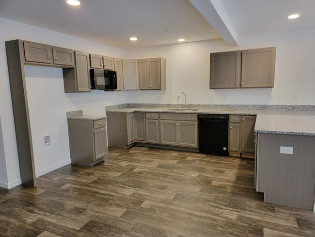 Building Photo - 108 Robert Cir