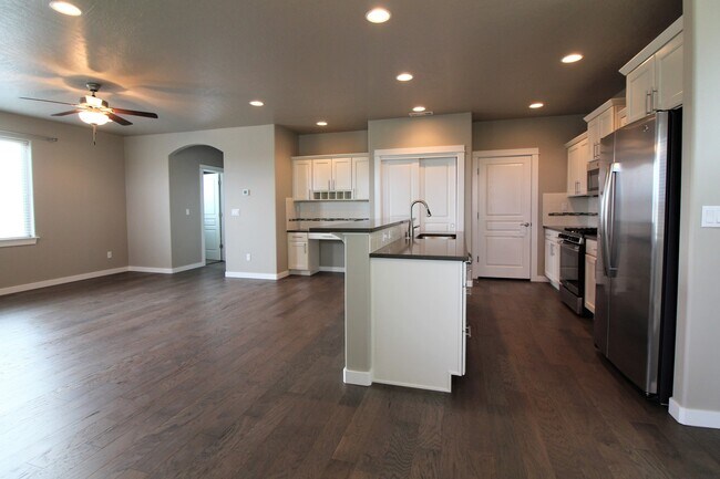 Building Photo - 556 Roslyn Ct