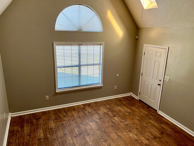 Foto del edificio - FOR RENT - 4 BR, 2 BA!
