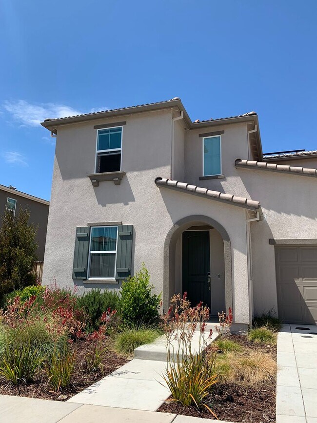 Foto del edificio - 4 Bedroom Home in Hollister with 3 Full Bathrooms and Central A/C