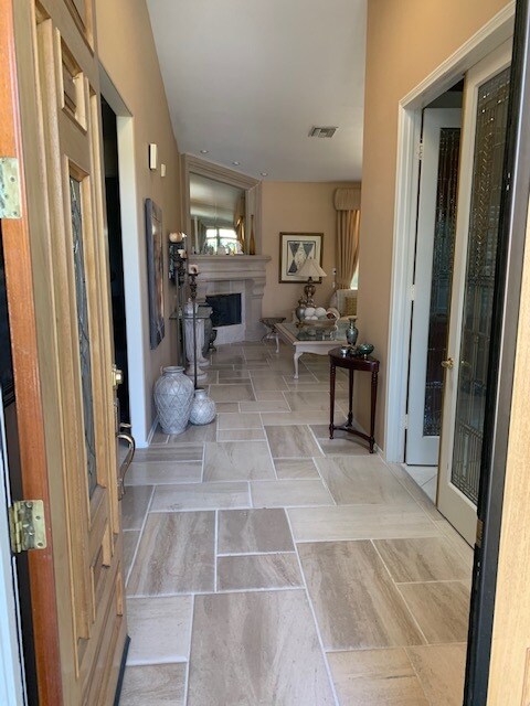 Entrada - 2481 Verna Ct