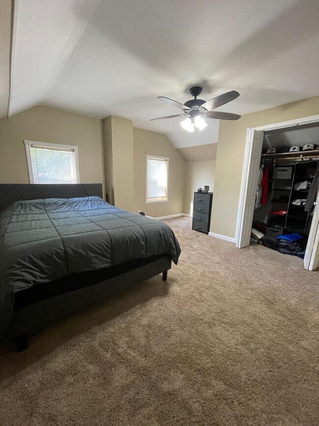 Building Photo - Three Bedroom House Near Campus