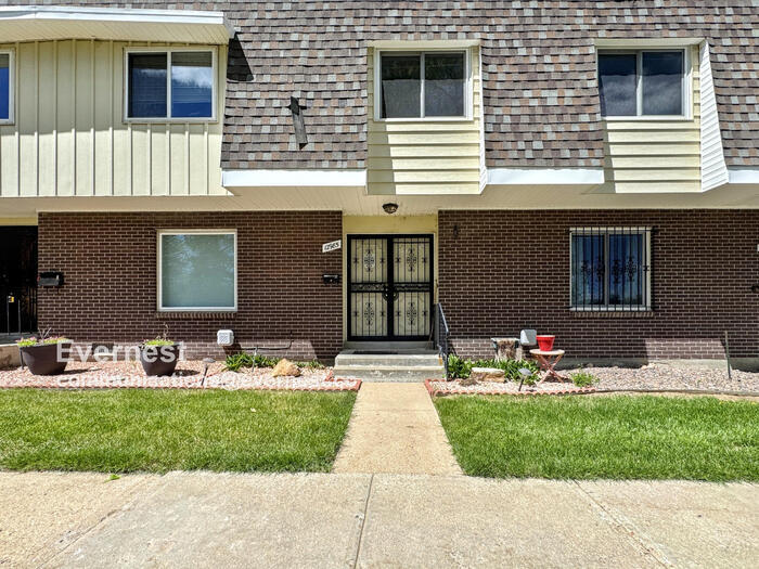 Foto principal - Lovely 3-Bedroom Townhome with Modern Comf...
