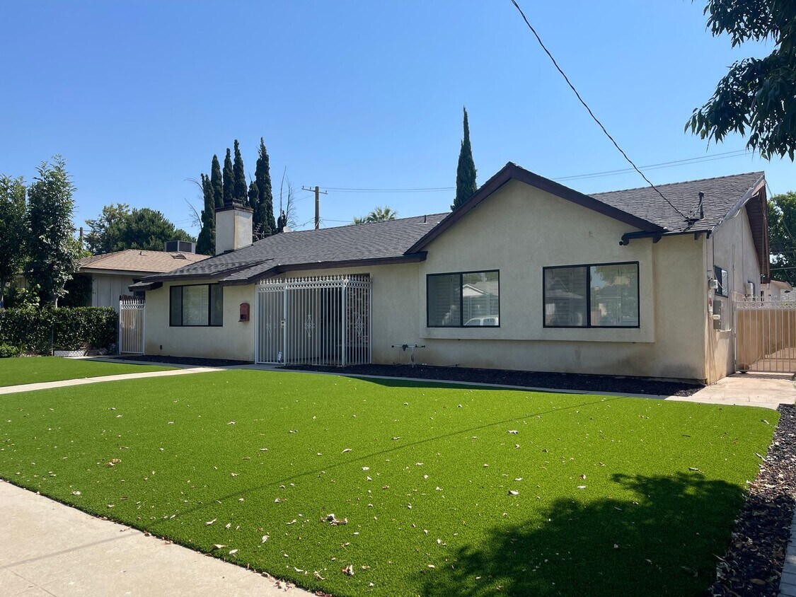 Primary Photo - Spacious 4-Bedroom Home in Granada Hills: ...