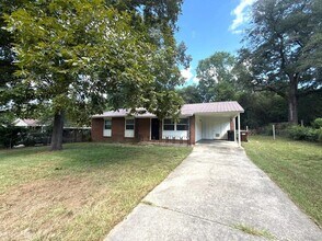 Building Photo - 710 Greenbriar Dr