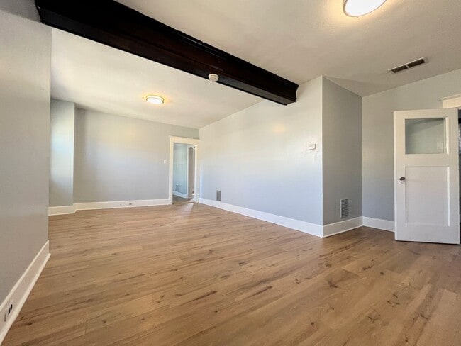 Building Photo - 4-Bed Single Family Home Available in University District