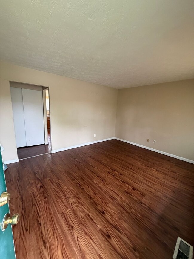 Large 3 bedroom 1 bath - Large 3 bedroom 1 bath House