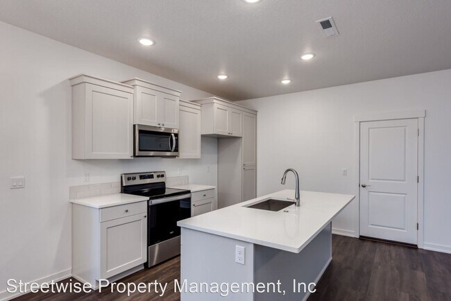 Foto del edificio - 3 br, 2 bath House - 451 NE Greenway Dr