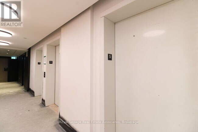 Photo du bâtiment - 2300 St Clair Ave W