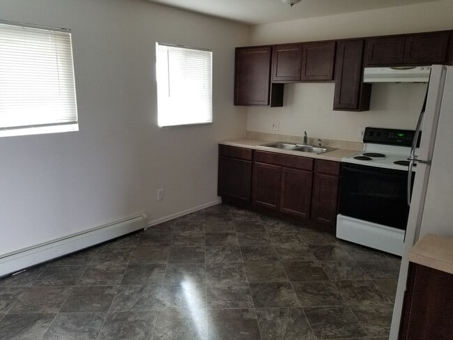 Building Photo - Cozy Fourplex for Rent on University Drive