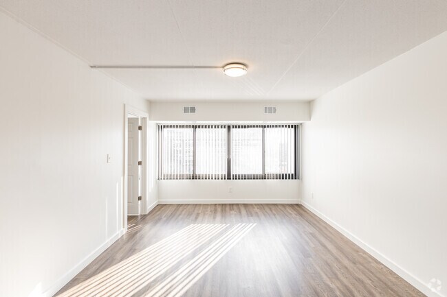 1 habitación, 1 baño, 727 pies cuadrados, sala de estar - The Racquet Club Apartments