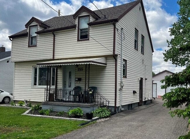 Front of house - 255 Wallace Av S