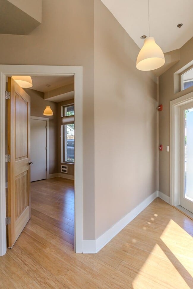 Building Photo - 3Bd/2.5Ba Seattle Townhouse