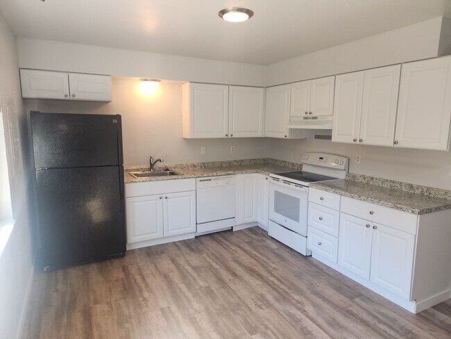 Foto del edificio - Lovely 4 Bedroom, 2 Bath home available NOW!