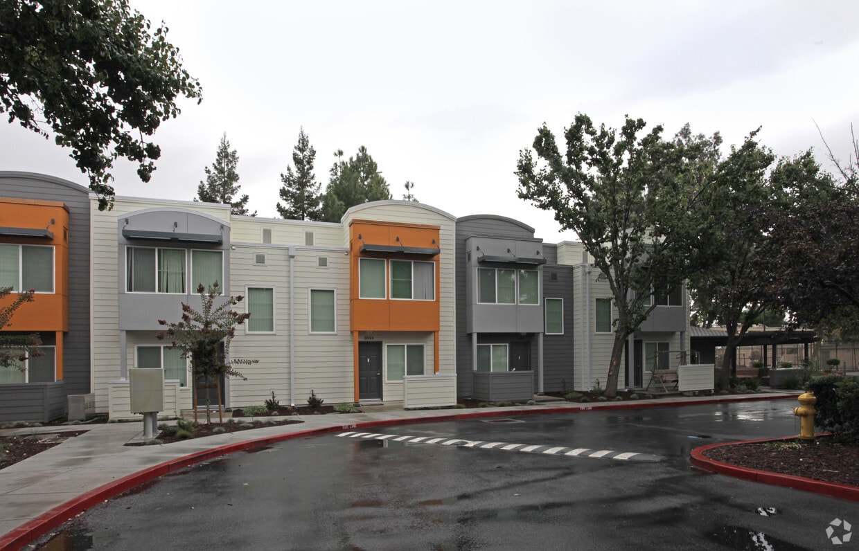 Building Photo - Lucretia Gardens