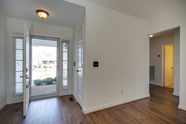 Foto del edificio - 1105 McDonough Cir