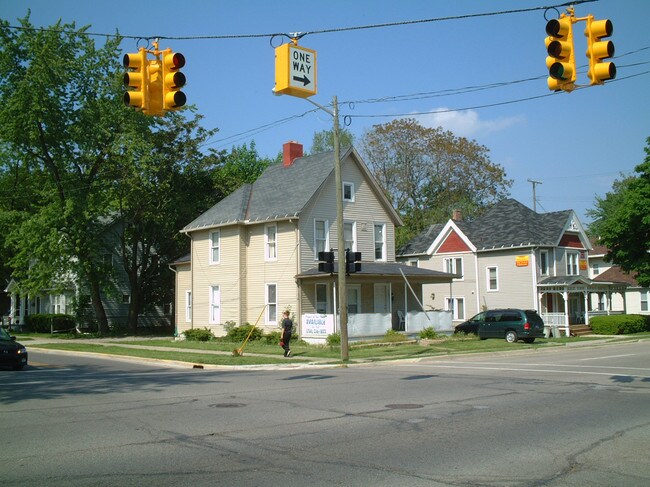 Building Photo - 422 Washtenaw Ave