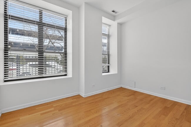 Building Photo - 811 W Eastwood Ave