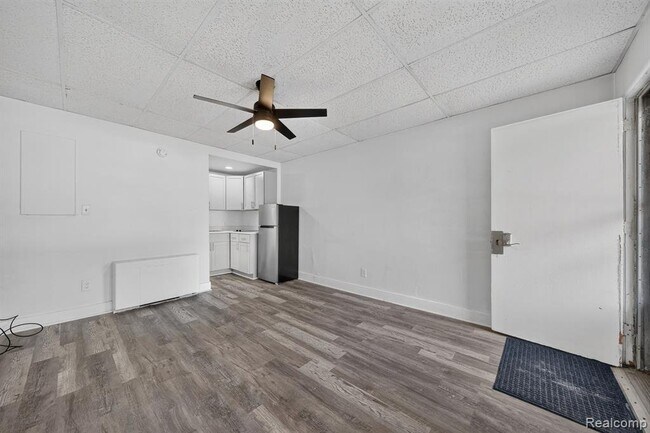 Building Photo - 16001 Dixie Hwy