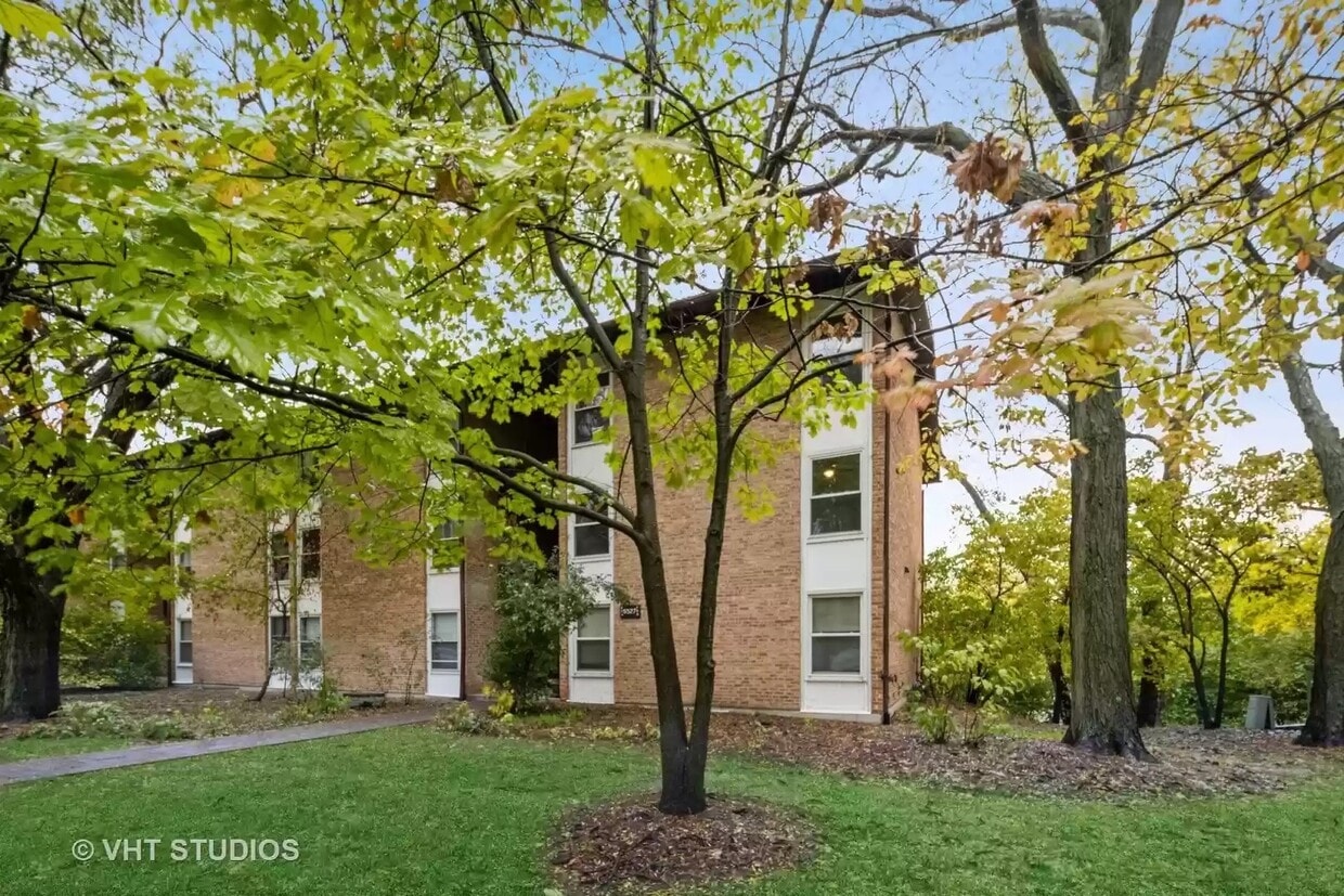 5527 E Lake Dr Unit F, Lisle, IL 60532 Condo for Rent in Lisle, IL