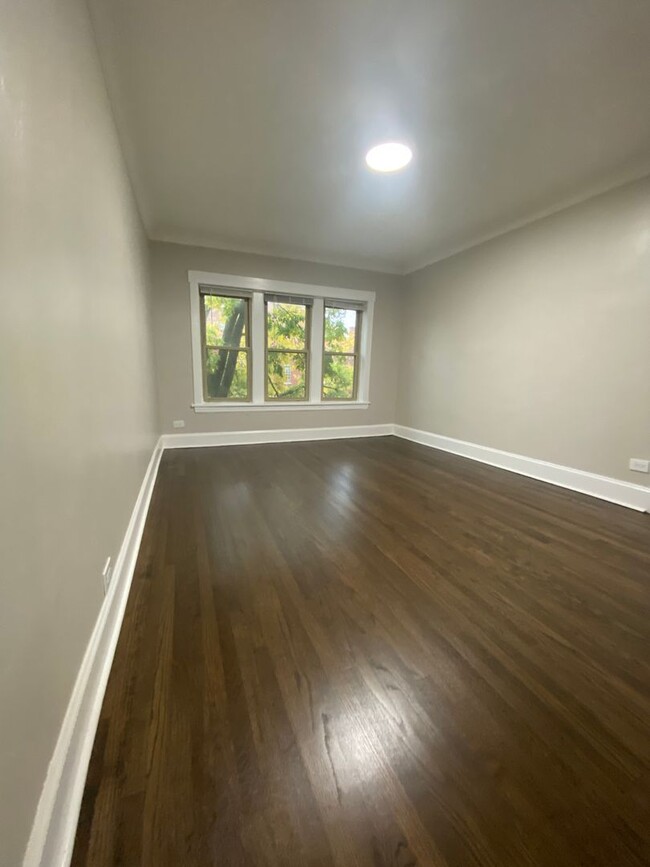 Building Photo - Large newly renovated 2 bedroom condo