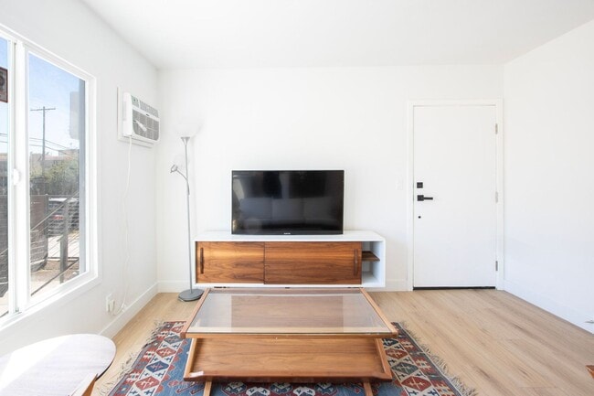 Interior Photo - 4019 Oakwood