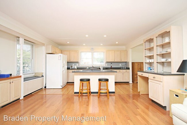 Building Photo - 3 br, 2 bath House - 3033 Colonial Drive