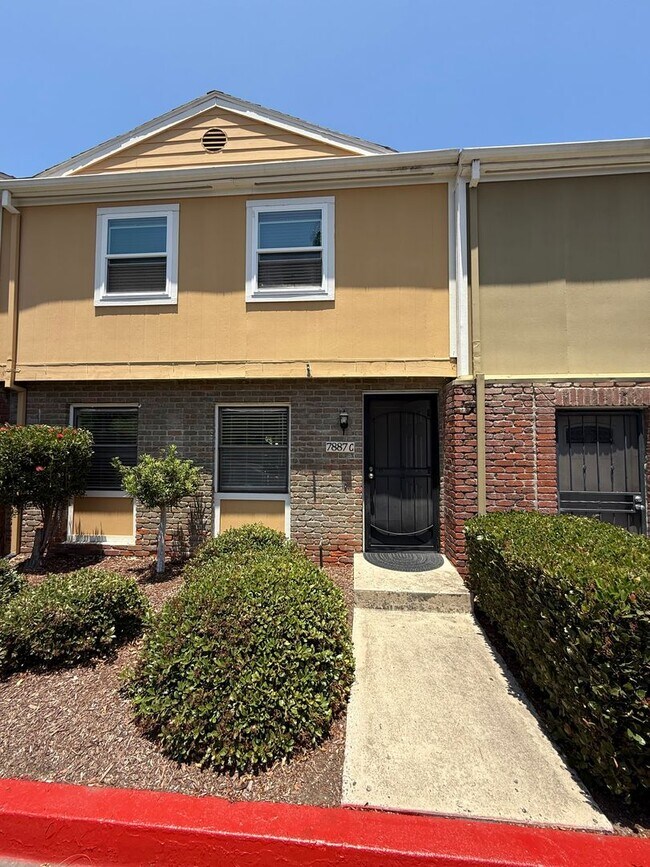 Foto del edificio - Spacious Two-Story 3 Bedroom, 1.5 Bath Tow...