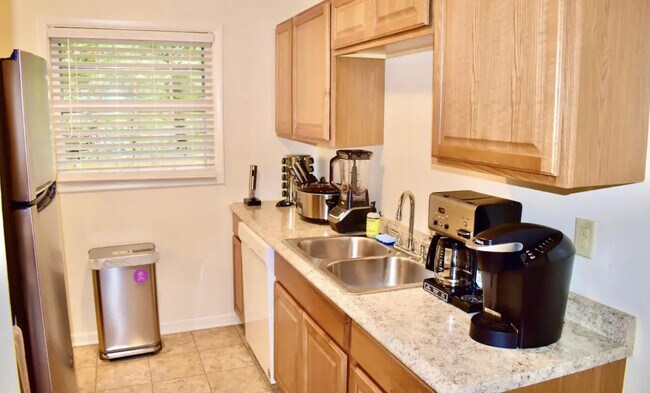 Building Photo - 324 Carlton Dr