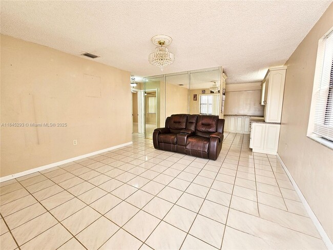 Foto del edificio - 4596 E 8th Ct