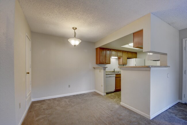 Building Photo - 2BR/2BA Charming Condo in Denver!