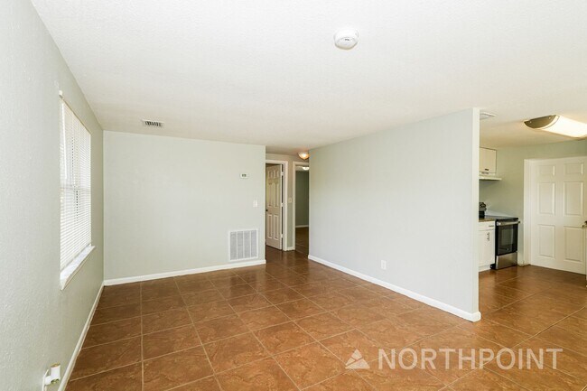 Foto del edificio - 3-Bedroom, 1 Bath Single Family for Rent in Tampa, FL | Fenced Backyard & Modern Kitchen