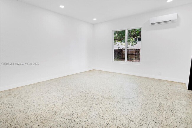 Foto del edificio - 1528 NE 145th St