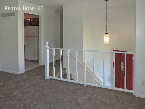 Building Photo - 3-bedroom 2-full-bath duplex w/ finished l...