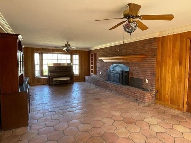 Building Photo - Salisbury - Large Brick Two Story Home, LR...