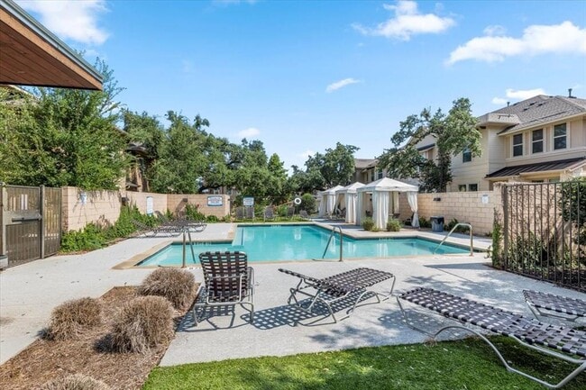 Foto del edificio - 13800 Lyndhurst St